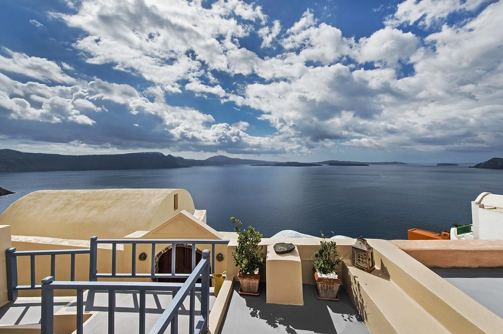 Lucky Homes - Oia Room photo